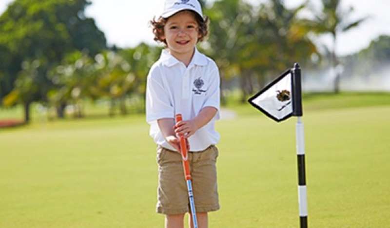 Việc chỉ cho con nhỏ tìm hiểu về golf sẽ giúp trẻ làm quen với luật lệ và quy tắc tốt hơn