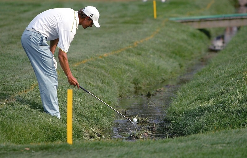 Bẫy nước được bố trí trên sân golf để gia tăng thử thách cho người chơi