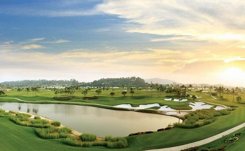 Sân golf Legend Hill nằm trên một vùng đồi thuộc xã Phù Linh, huyện Sóc Sơn, thành phố Hà Nội