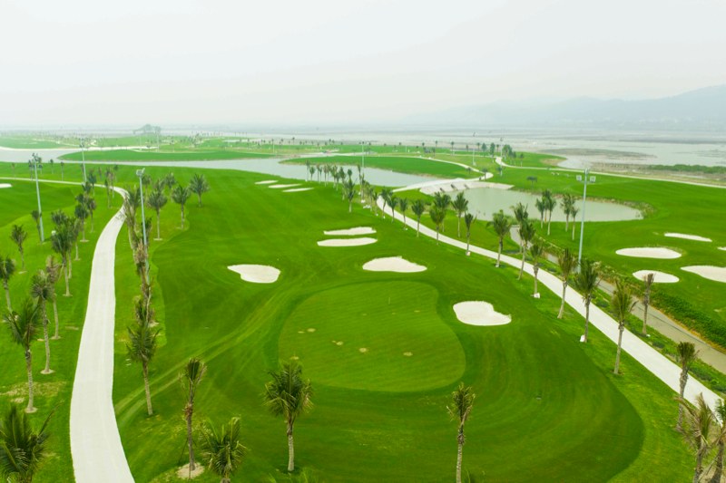 Sân golf được thiết kế theo tiêu chuẩn quốc tế