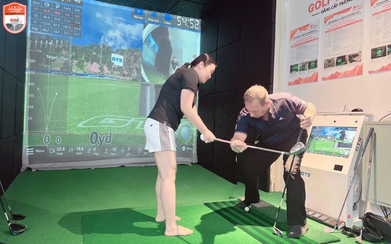 Tại GGA, các học viên sẽ được trải nghiệm tập luyện với phòng golf 3D hiện đại