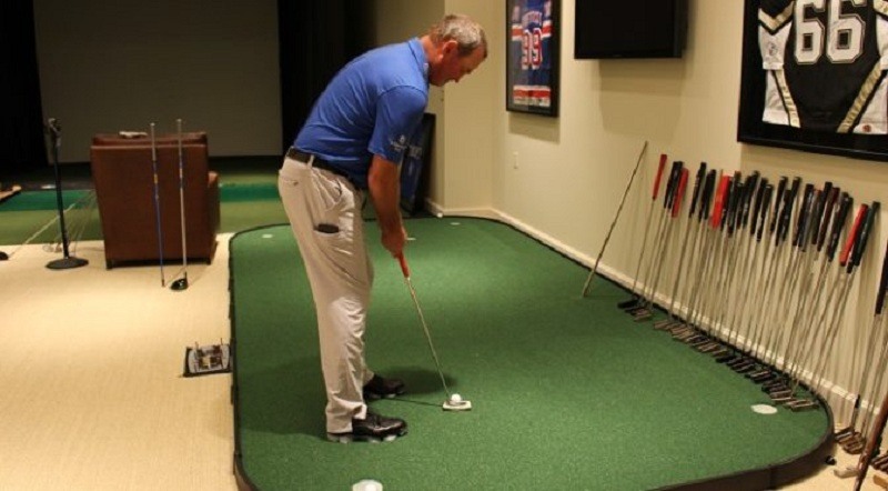 Golfer học đánh golf ở nhà cần trang bị đầy đủ các vật dụng để hỗ trợ quá trình luyện tập