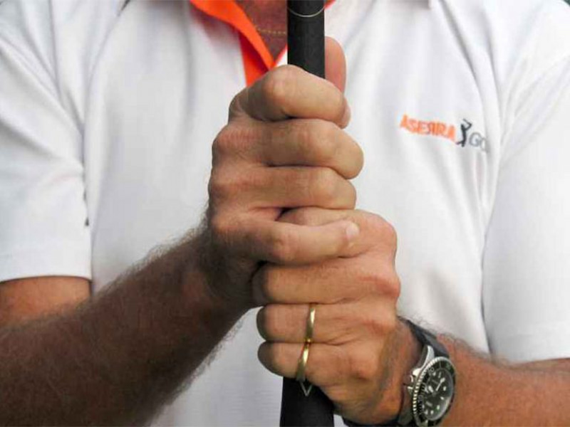 Cầm gậy kiểu “Overlapping Grip” là kiểu cầm gậy truyền thống, được nhiều golfer lựa chọn