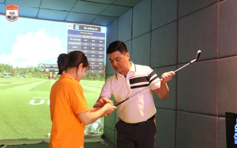 HLV Jung Sung Pil hiện đang là thầy dạy golf tại học viện GolfGroup Academy