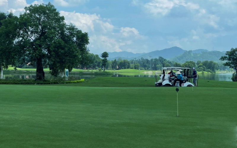 Sân golf Yên Bình sở hữu nhiều công trình giúp đáp ứng nhu cầu vui chơi, giải trí, nghỉ dưỡng