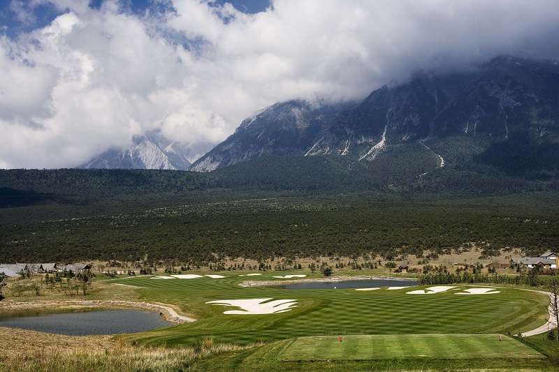 Jade Dragon Snow Mountain Golf Club là một trong những sân golf lớn nhất thế giới