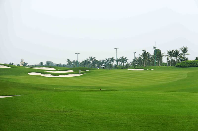 Sân golf Long Biên cách không xa trung tâm thành phố