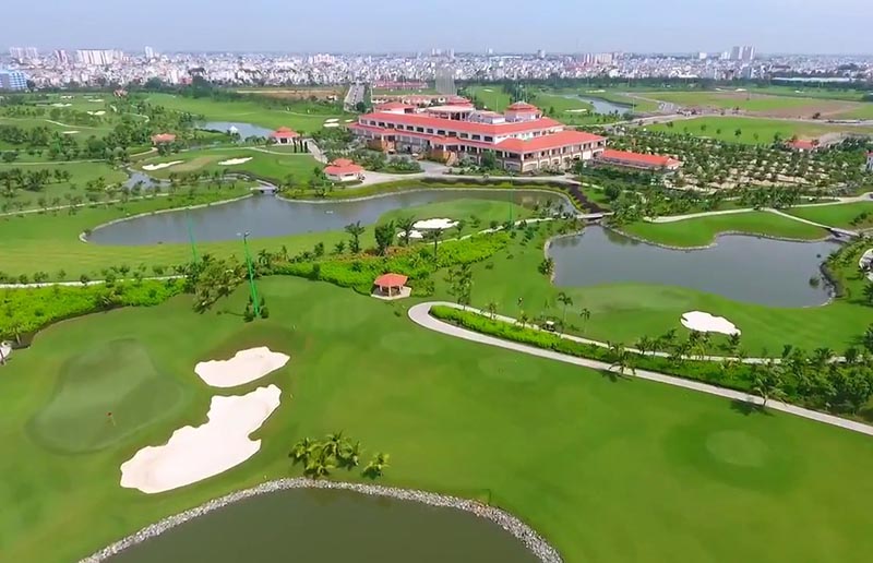 Sân golf Tân Sơn Nhất được thiết kế với những đường cong mềm mại, tạo thử thách thú vị cho người chơi