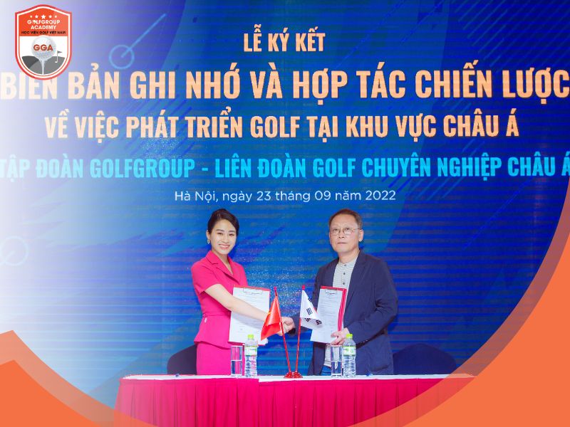 Ông Kim Kyung Ho - Chủ tịch Liên đoàn golf chuyên nghiệp Châu Á và Bà Vũ Kim Dung - Chủ tịch HĐQT Tập đoàn Golfgroup, đại diện Học viện Golfgroup Academy