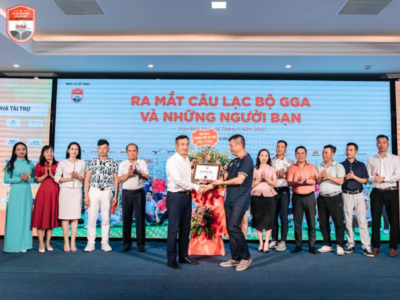 Tổng thư ký Hội Golf Hà Nội trao quyết định thành lập CLB