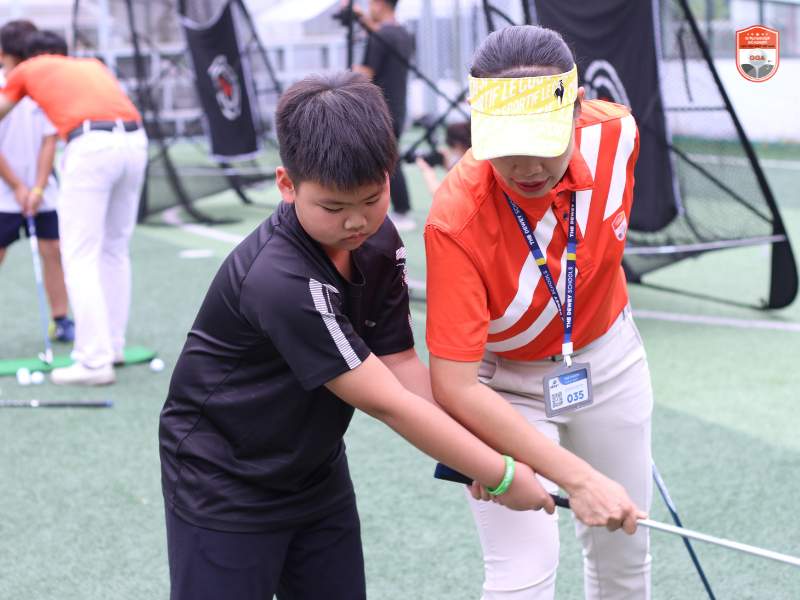 học sinh thực hành chơi golf