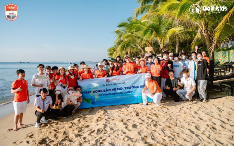 golfkids cùng học sinh Phú Quốc giơ banner kêu gọi bảo vệ biển