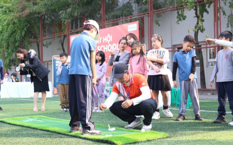 giáo viên wellpsring quan tâm bộ môn golf