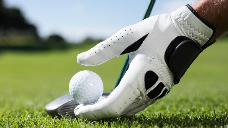 Găng tay giúp golfer cầm, nắm gậy hạn chế trơn trượt