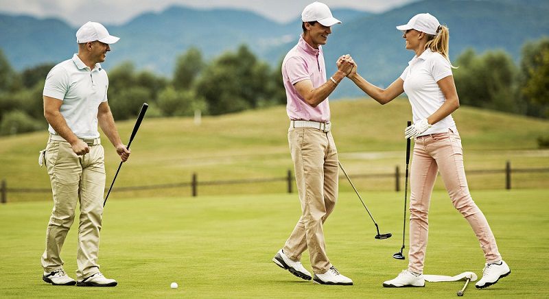 Trước khi tập đánh golf, golfer nên khởi động nhẹ 