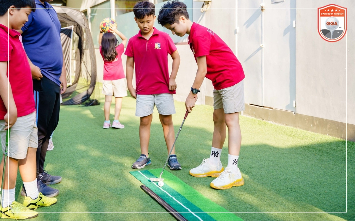 khoá học golf trẻ em giúp bé phát triển toàn diện