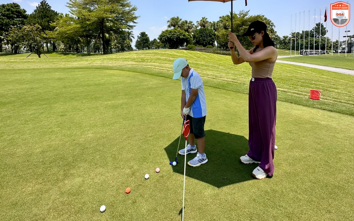 Những buổi học đánh golf trên sân thực tế của các học viên nhí