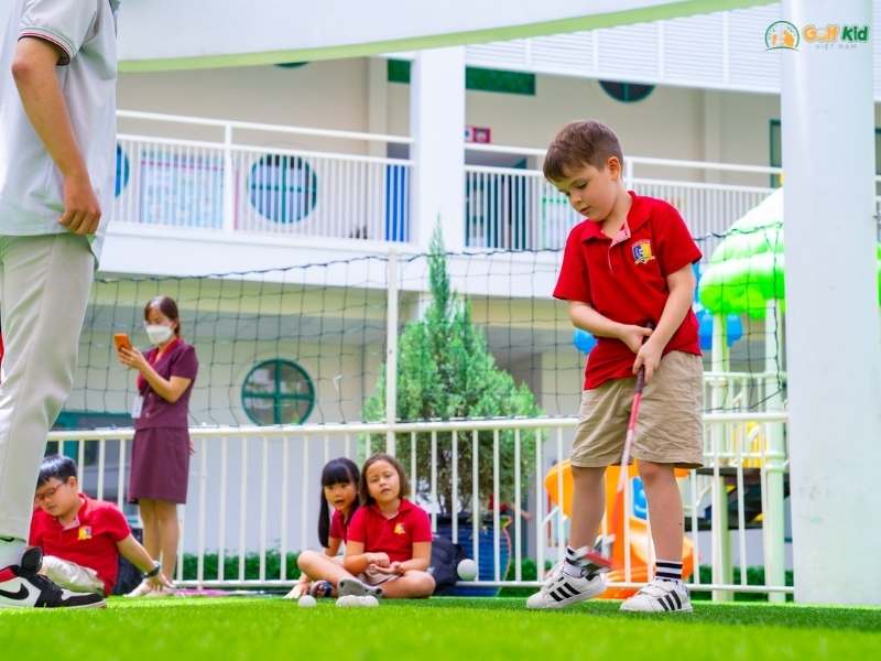 Học viên sẽ được tập luyện tại các sân golf thực tế