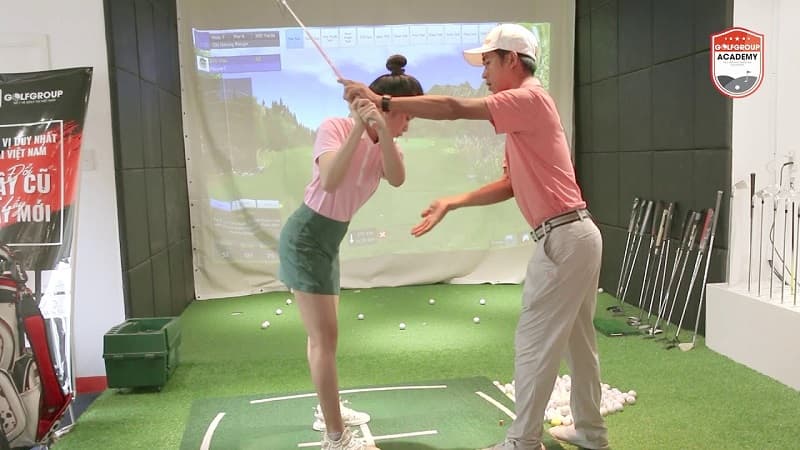Học viên được thực hành tại phòng golf 3D hiện đại