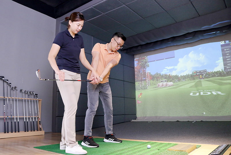 Học đánh golf ở quận 8 tại nhà bằng phòng golf 3D