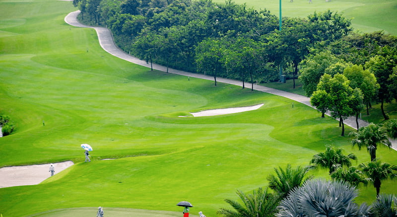 Đến với sân golf này, golfer sẽ được chiêm ngưỡng cảnh quan thiên nhiên tuyệt đẹp, thơ mộng