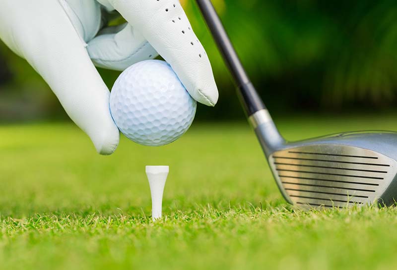 Tee golf được sử dụng để giữ cho bóng golf đứng yên trên sân