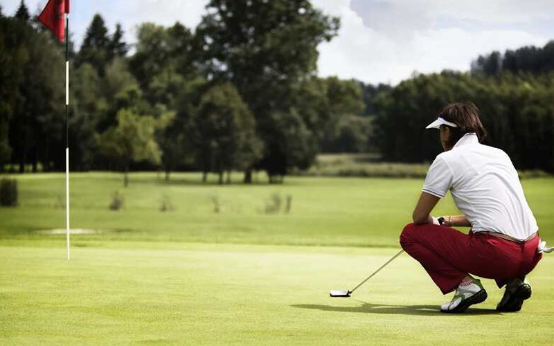Để biết cách đặt line chuẩn xác, golfer cần quan sát kỹ lưỡng khu vực gạt bóng