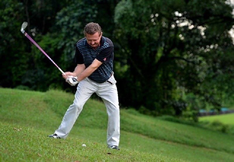 Các tay golf chuyên nghiệp thường tìm điểm đánh ở thấp nhất dưới sườn green