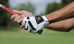 Găng tay golf là phụ kiện quan trọng giúp bảo vệ tay golfer khi trên sân cỏ