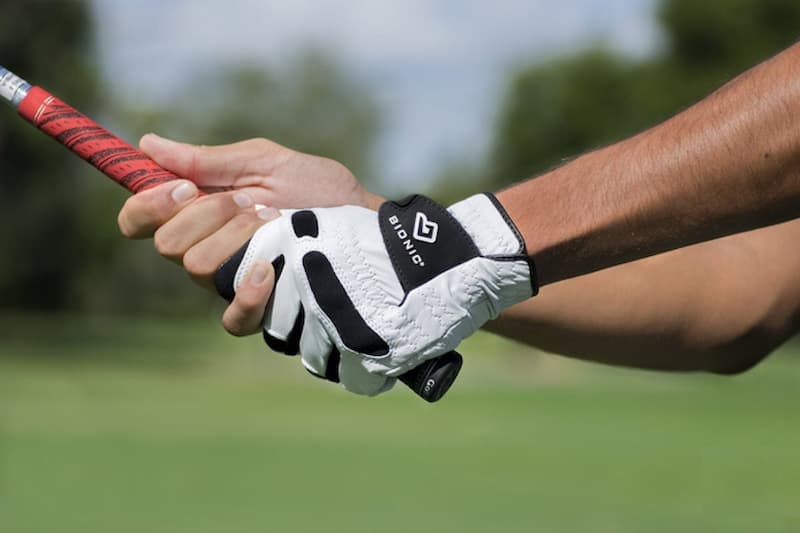 Găng tay golf là phụ kiện quan trọng giúp bảo vệ tay golfer khi trên sân cỏ