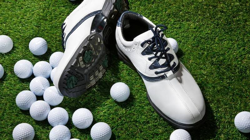 Golfer nhớ siết chặt đinh giày khi dùng để đảm bảo độ bám dính trên nền cỏ