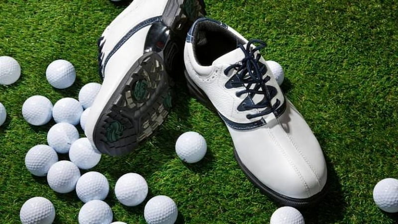 Giày golf chất lượng sẽ giúp golfer thực hiện cú đánh bóng ổn định
