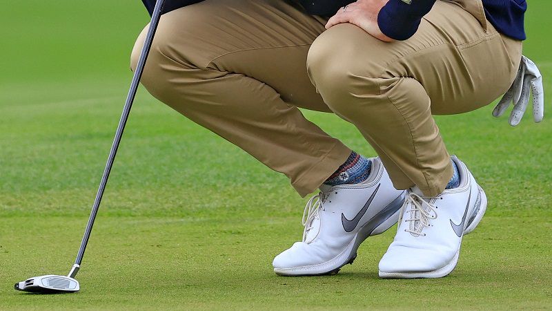 Để chọn mua giày golf phù hợp, golfer phải cân nhắc nhiều yếu tố như: Chất liệu, trọng lượng,...