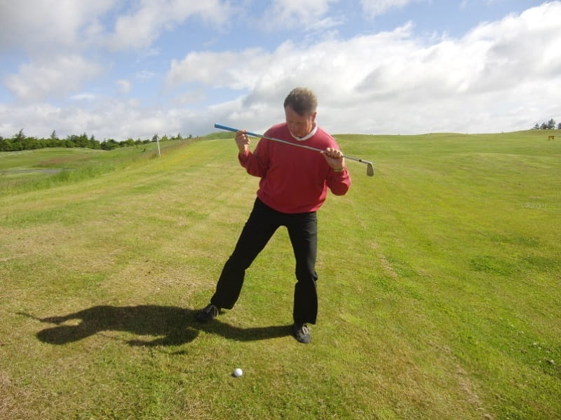 Golfer nên sử dụng loại gậy ngắn hơn khi đánh tại địa hình dốc xuống