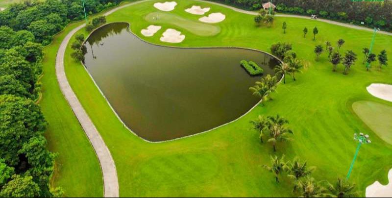 Các hồ nước rộng lớn trải dọc các lỗ golf của Long Biên Golf Course
