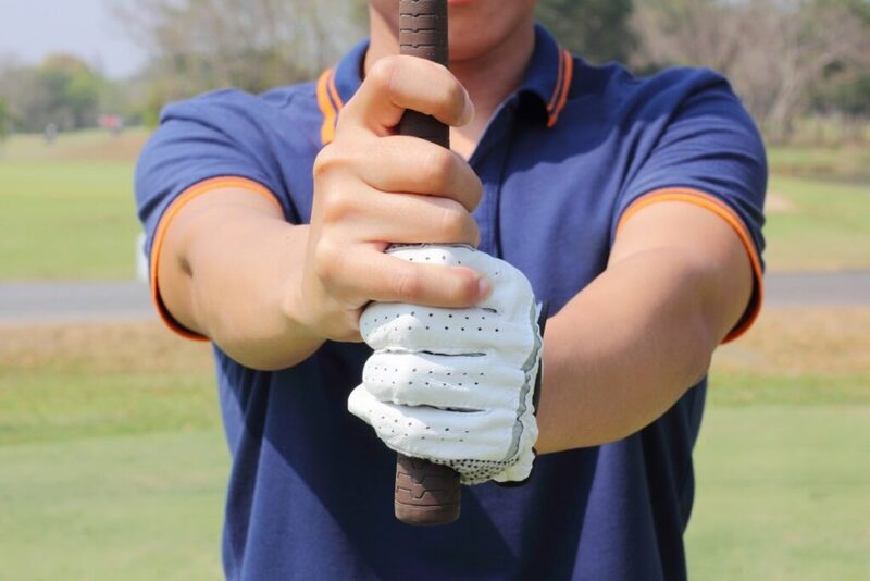 Kiểu cầm overlapping giúp golfer đánh bóng xa và chính xác hơn