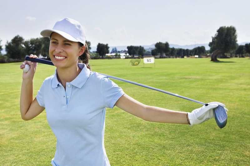 Mũ golf giúp golfer che nắng, bảo vệ làn da