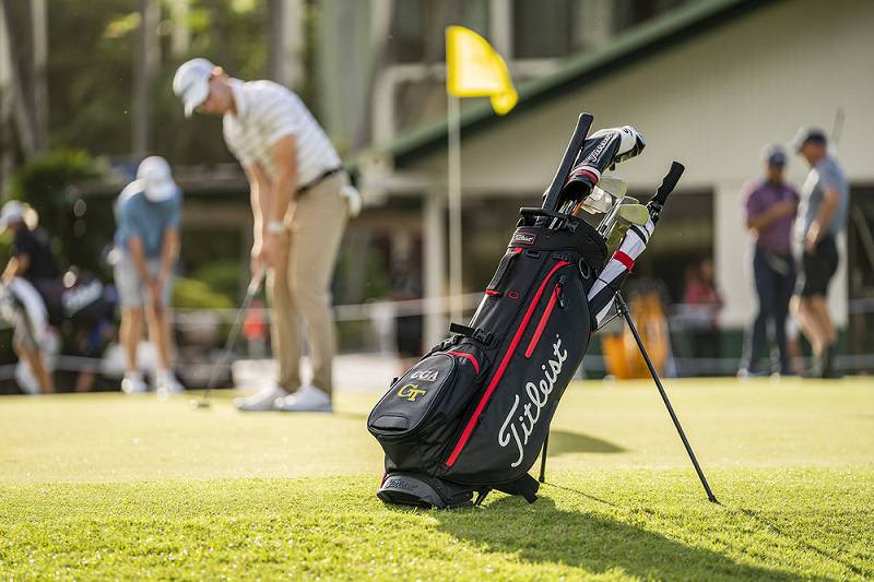 Túi đánh golf Titleist thiết kế tối đa công năng giúp golfer thoải mái đựng đồ dùng cá nhân