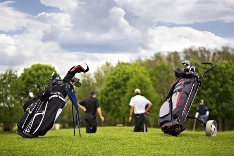 Túi đựng gậy golf là phụ kiện quan trọng golfer nào cũng nên có