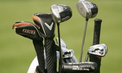 Đựng gậy golf vào túi chuyên dụng giúp bảo quản gậy tốt hơn