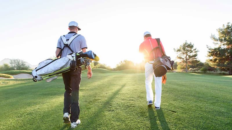 Golfer có thể xếp gậy vào túi dựa trên độ dài, trọng lượng gậy