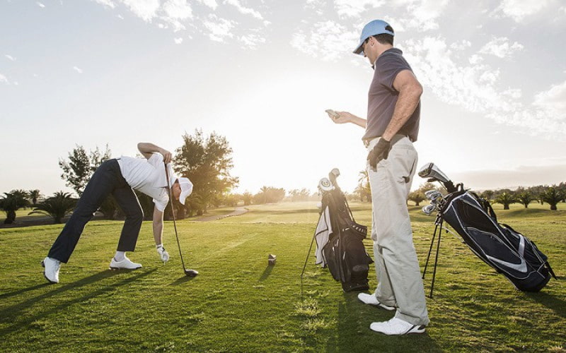 Nhân viên chăm sóc khách hàng sẵn sàng giải đáp mọi thắc mắc cho golfer