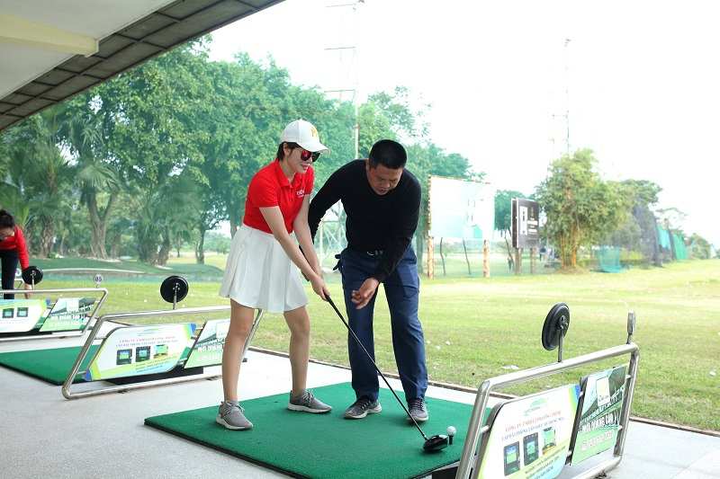 Học cách cầm gậy golf chuẩn với HLV chuyên nghiệp tại GGA