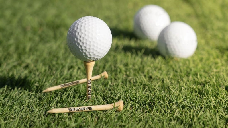 Bóng golf và tee cũng là phụ kiện golfer cần chuẩn bị