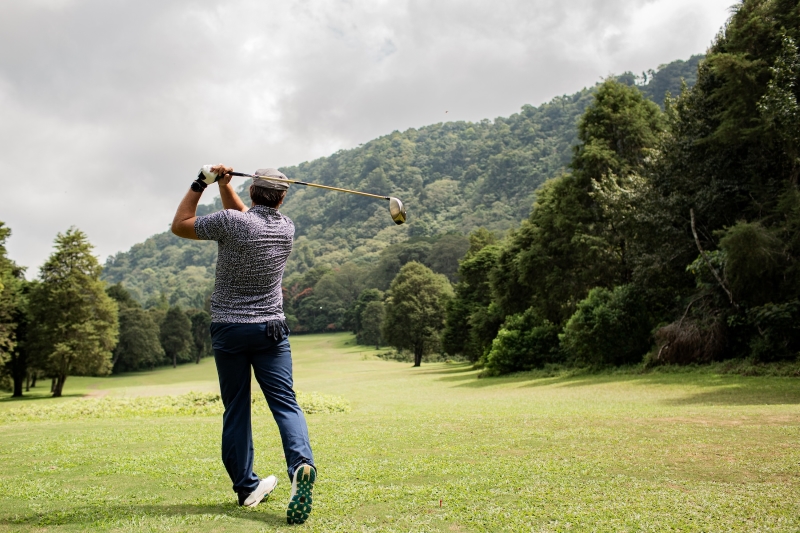 Trong tư thế Follow-through, golfer cố gắng giữ thăng bằng