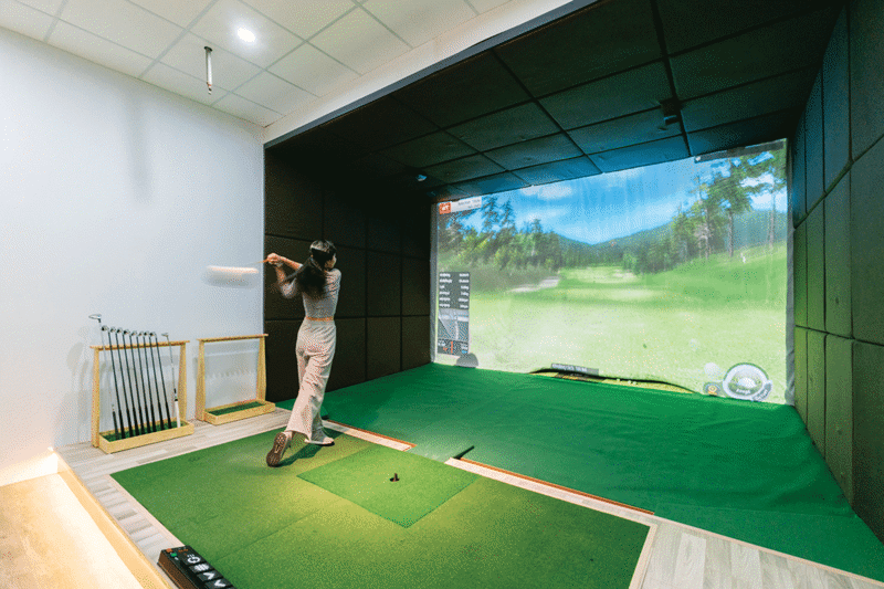 Golfer có thể luyện đánh golf tại nhà với phòng golf 3D hiện đại