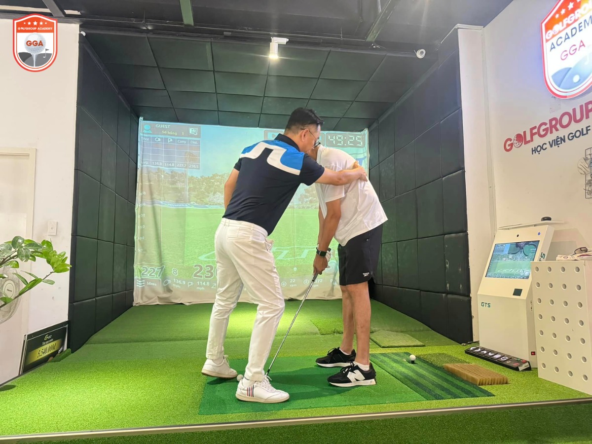 HLV Kevin Kim thử gậy cùng học viên tại phòng golf 3D