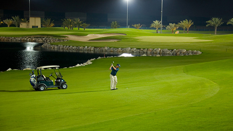 Sân golf Asean Golf 24h có trang bị đèn chiếu sáng để golfer đánh bóng vào ban đêm