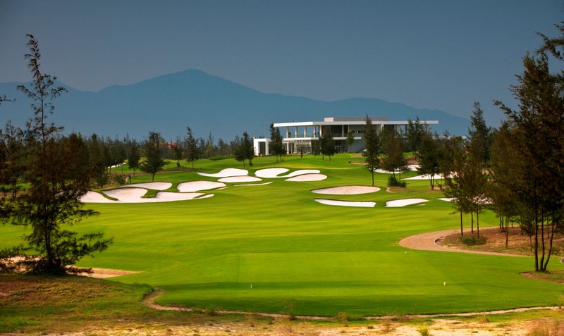 Sân golf Đầm Vạc được thiết kế tận dụng các hố cát xung quanh vùng green