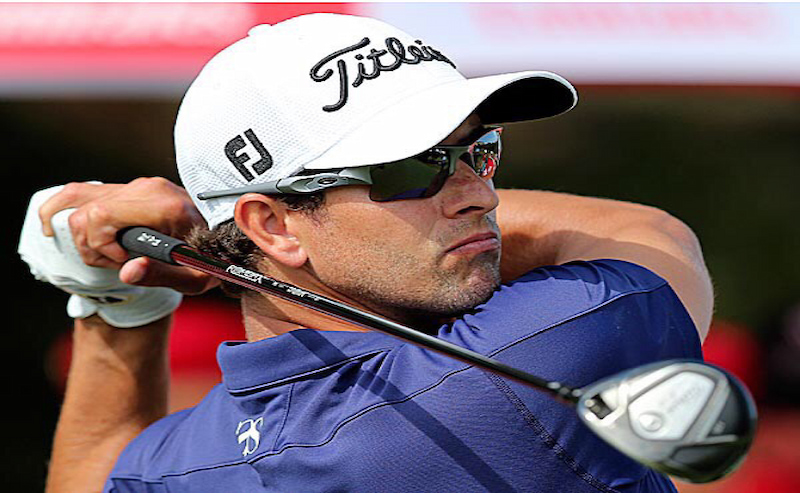 Kính mát giúp golfer quan sát tốt khi chơi golf dưới thời tiết nắng nóng